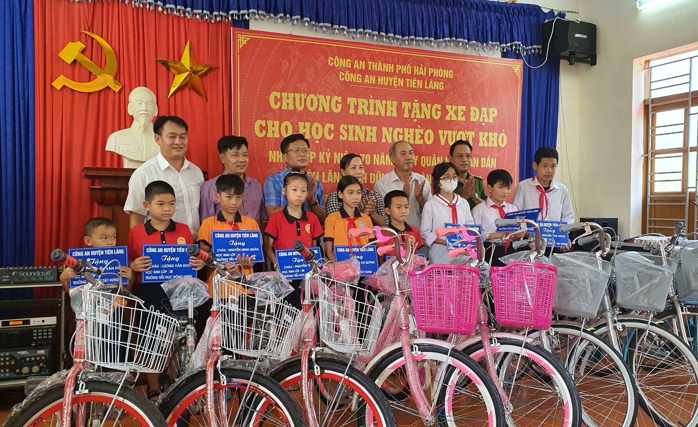 Công an huyện Tiên Lãng tặng 10 xe đạp cho học sinh nghèo vượt khó